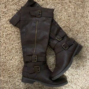 Size 8 1/2 Relativity riding boots.